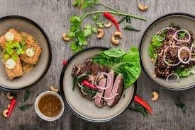 Bol équilibré avec des légumes, des céréales et des graines